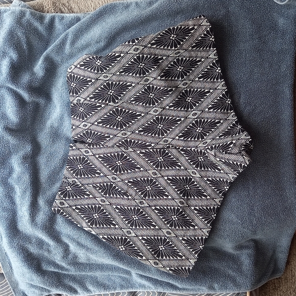 Kookai black and white shorts, zip (Size 40) - Picture 5 of 5